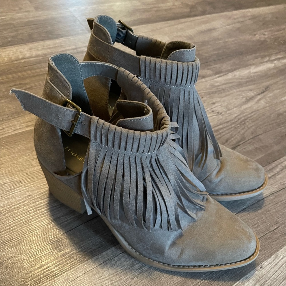 Maurice’s Jasmine taupe fringe ankle boots. Size 9.